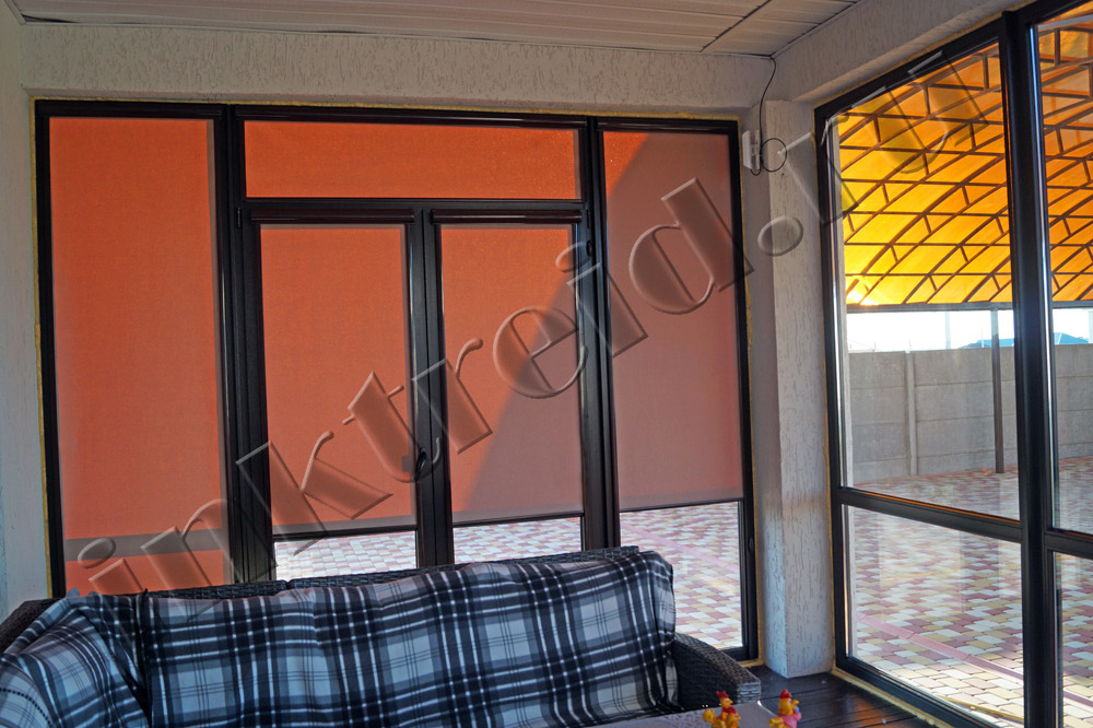 Рулонные шторы на коричневые пластиковые окна Волгоград